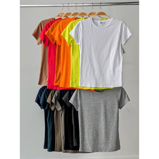 Popular 21 crew neck short sleeve basic tees in multiple colors on hangers