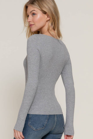 Heather gray ribbed long sleeve round neck fitted tee worn with blue jeans