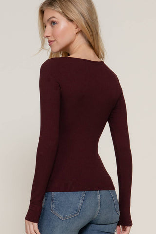 Women's burgundy ribbed long sleeve round neck fitted tee with jeans